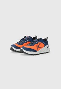 Buty do biegania w terenie z górną częścią z tkaniny w połączeniu granatowego i jasnopomarańczowego koloru, wzmocnionym noskiem i solidną czarną gumową podeszwą.