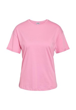 Lihtne roosa lühikeste varrukatega ümara kaelusega T-särk, mille lõige on lõdvestunud ja mille taust on valge.