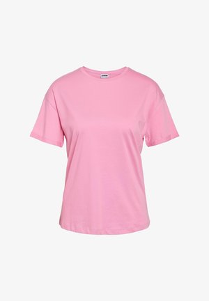 Lihtne roosa lühikeste varrukatega ümara kaelusega T-särk, mille lõige on lõdvestunud ja mille taust on valge.