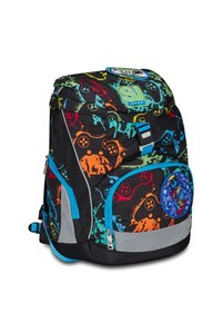 Zaino nero con motivi colorati di controller da gioco, dettagli blu e fondo grigio. Presenta un flap superiore e diversi scomparti con zip.