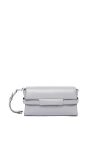 Borse a tracolla grigia in pelle con chiusura a patta, tracolla staccabile e forma rettangolare elegante. Presenta un design minimalista e accenti sottili.