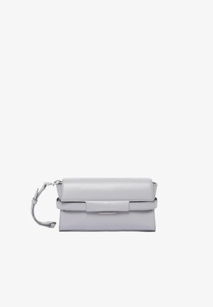 Graue Leder-Clutch mit Klappenverschluss, abnehmbarem Tragegurt und eleganter, rechteckiger Form. Merkmale ein minimalistisches Design und subtile Akzente.