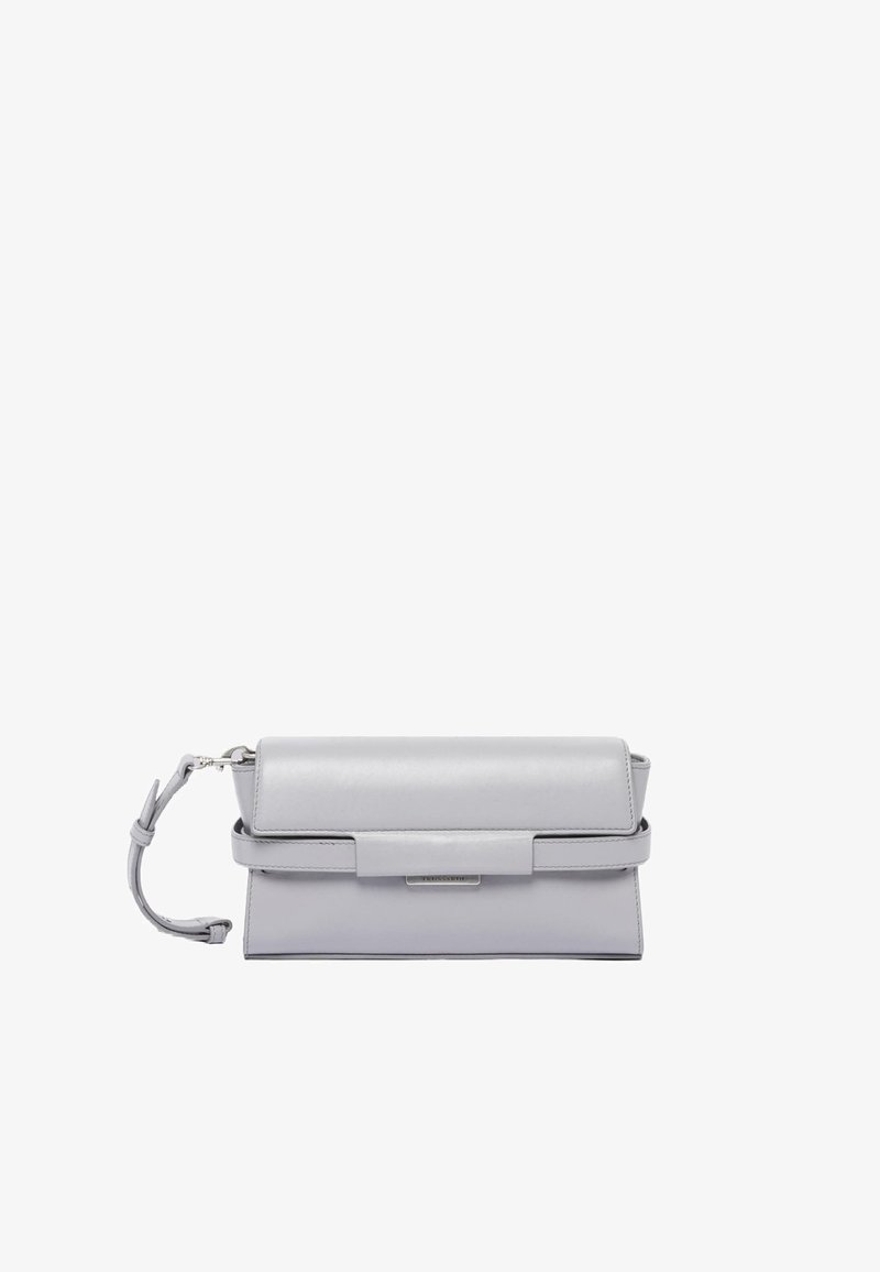 Borse a tracolla grigia in pelle con chiusura a patta, tracolla staccabile e forma rettangolare elegante. Presenta un design minimalista e accenti sottili.