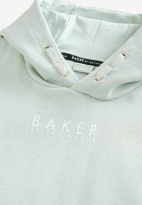 Felpa verde chiaro con un logo che recita "BAKER by Ted Baker." Presenta un tessuto testurizzato, un cordino con dettagli metallici e un design del collo rilassato.