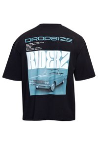 T-shirt noir avec un graphisme de voiture décapotable vintage bleue et un grand texte "RIDERZ", comportant les détails et spécifications du club de course au-dessus de l'image.