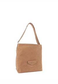 Borsa tote in suede color cuoio con una singola tracolla, dotata di tasca a pattina frontale e dettaglio logo minimalista. Texture morbida e forma strutturata.