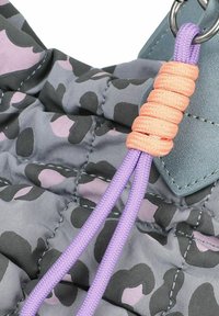 Borsa grigia trapuntata con motivo camouflage nero e lavanda. Presenta dettagli in pelle blu e cordini intrecciati arancioni e viola.