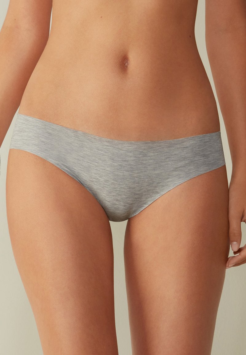 Grijze naadloze hipsteronderbroek, gemaakt van zacht materiaal met een gladde afwerking, voorzien van een lage tailleband en een eenvoudig ontwerp.