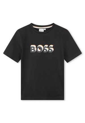 Camiseta negra de manga corta con cuello redondo con el logo "BOSS" en letras en negrita, superpuestas en blanco, gris y beige, centradas en el pecho.