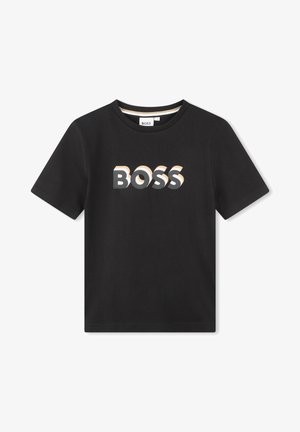 T-shirt nera a maniche corte con scollo tondo e logo "BOSS" in lettere grasse, stratificate bianche, grigie e beige centrato sul petto.
