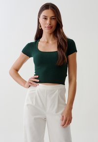 TUSSAH AYLA  - Jednoduché tričko - emerald