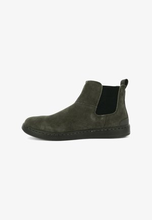 Stivali alla caviglia in suede verde scuro con pannelli elastici laterali, punta arrotondata e suola in gomma nera. Presentano un design semplice e affusolato.