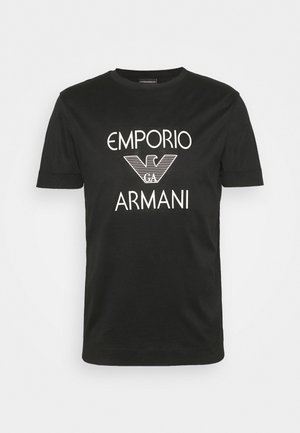 Zwarte T-shirt met korte mouwen met witte "EMPORIO ARMANI" tekst en een adelaarlogo gecentreerd op de voorkant.
