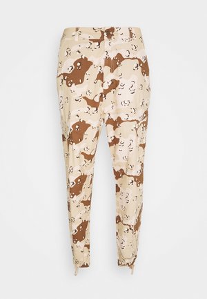 Camouflagebroek in beige, bruin en crème; taps toelopend ontwerp; heeft zakken; stof lijkt lichtgewicht met een gladde textuur.