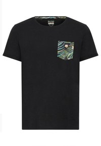 Camiseta de manga corta negra, hecha de algodón, que presenta un bolsillo con un patrón de hojas tropicales y flores sobre un fondo oscuro.