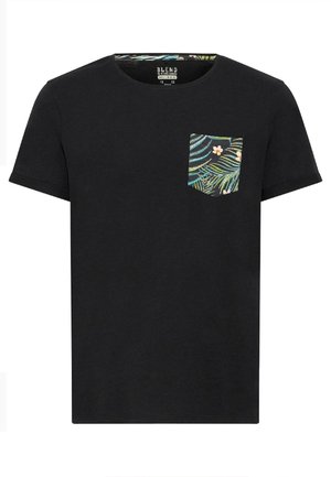 Svart t-shirt med kort ärm i bomull, med en mönstrad ficka med tropiska blad och blommor på en mörk bakgrund.