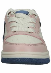 Sneaker con tomaia in pelle bianca e rosa, lacci beige e suola in gomma blu navy. Presentano fori di ventilazione sulla punta e dettagli cuciti.