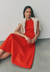 Next REGULAR FIT - MIX SLEEVELESS RACER MIDI  - Robe de jour - red