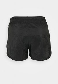 Černé atletické šortky z texturované, lehké látky. Elastický pas a boční kapsy zajišťují praktický design. Zaoblené okraje lemu.