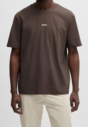T-shirt en coton brun à manches courtes et à col rond. Présente un petit logo blanc "BOSS" centré sur la poitrine.