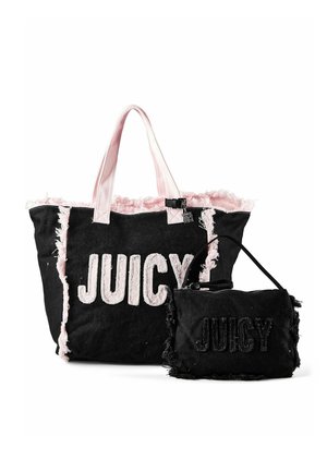Due borse di tessuto nero con rifiniture sfrangiate rosa, grande e piccola, entrambe con la scritta "JUICY" in lettere testurizzate.