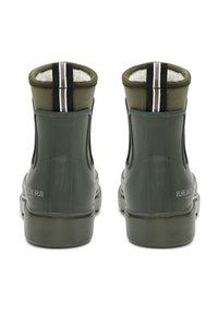 Zielone gumowe botki za kostkę z teksturowanym wykończeniem, miękkim kołnierzem z materiału oraz czarno-białymi paskami na górze. Logo po bokach.