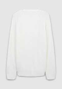 Biały sweter dzianinowy o teksturowanym wykończeniu; posiada długie rękawy i okrągły dekolt, z prążkowanymi mankietami i dołem.