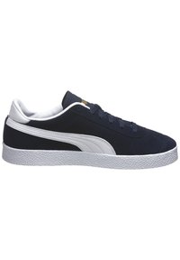 Zapatillas de ante azul marino con detalles en blanco y suela de goma texturizada. Diseñadas con un cierre de cordones en la parte delantera y un collar acolchado para mayor comodidad.