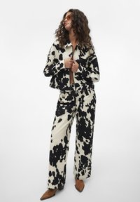SOMETHINGNEW COW PRINT TROUSERS - Pantalon classique - macadamia aopcort