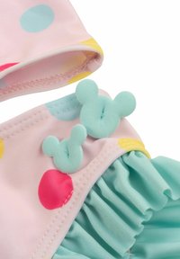 Costume da bagno colorato con una base rosa decorata da grandi pois multicolore, dettagli arricciati in verde menta e due piccole bottoncini turchesi.