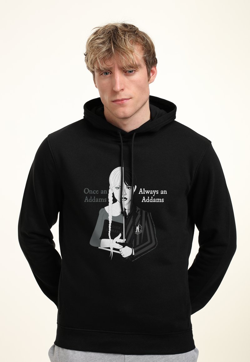 Felpa nera con cappuccio caratterizzata da un'immagine di un personaggio dai lunghi capelli chiari e un'espressione seria, che tiene un libro, con il testo "Una volta Addams, sempre Addams."