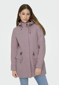 Helle lila wasserdichte Jacke mit Kapuze, Kordelzugverschluss, zwei Vordertaschen und verstellbarem Bund für eine maßgeschneiderte Passform.