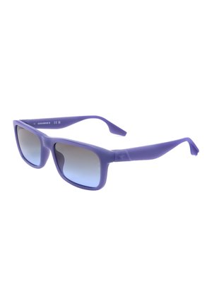 Occhiali da sole con montatura rettangolare viola e lenti sfumate tinta blu, vista angolata che mostra entrambe le aste e le punte curve.
