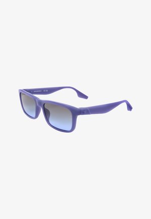 Occhiali da sole con montatura rettangolare viola e lenti sfumate tinta blu, vista angolata che mostra entrambe le aste e le punte curve.