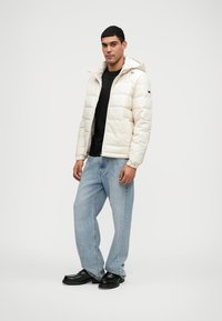 Guess MONOGRAM JACKET - Casaco de inverno - allover quicksand