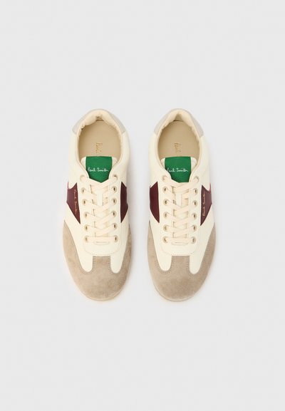 Αθλητικά παπούτσια με κρέμ δέρμα και μπεζ καστόρι, διακοσμημένα με λεπτομέρειες σε μπορντό και γκρι, με σχέδιο κορδονιών και επενδεδυμένο περιλαίμιο.