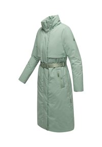 Cappotto lungo imbottito verde chiaro con collo alto, tasche laterali, vita con cintura e texture liscia. Presenta un design minimalista.