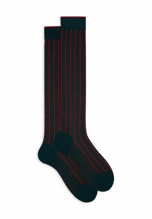 Calze nere fino al ginocchio con strisce verticali rosse, caratterizzate da una punta e un risvolto scuri. Realizzate in un tessuto liscio ed elastico.