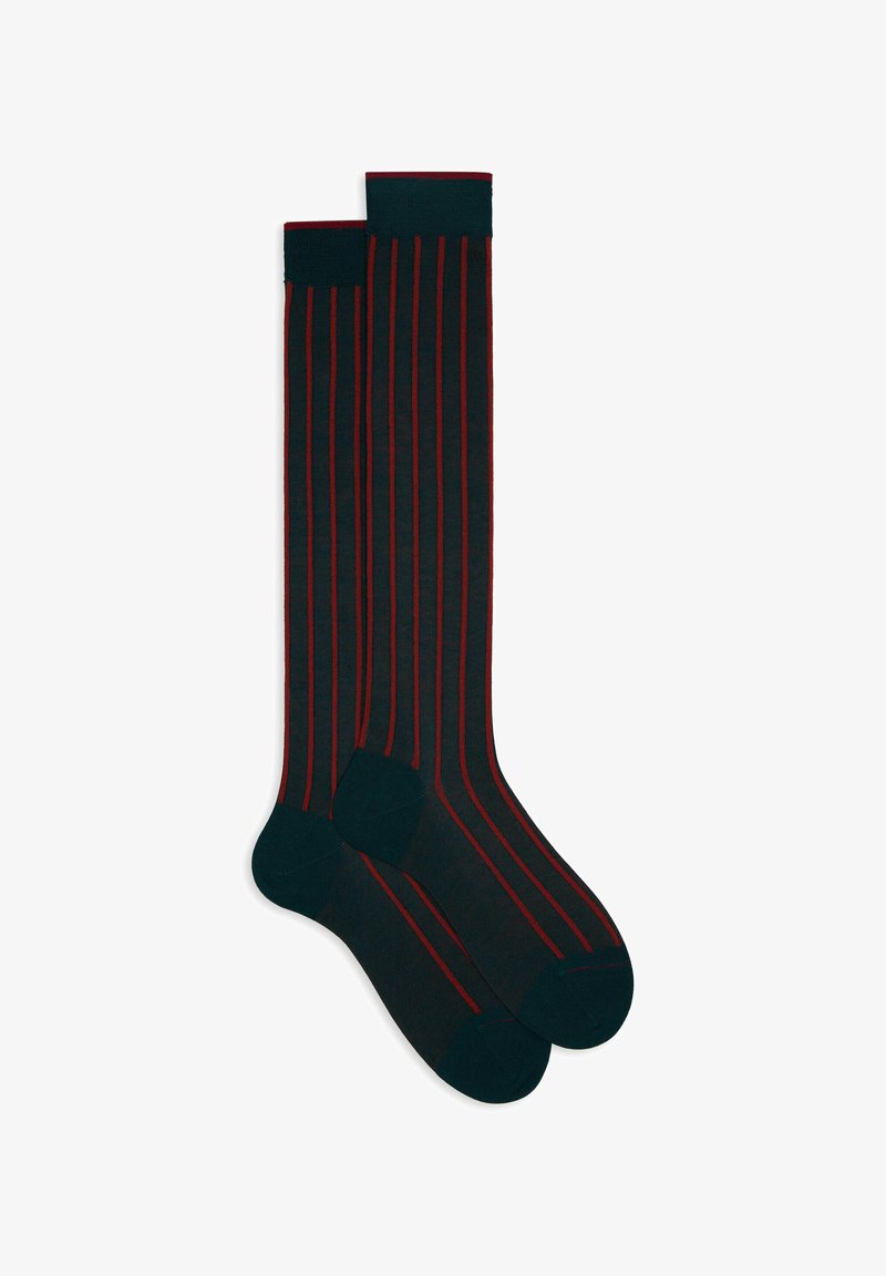 Schwarze knielange Socken mit roten vertikalen Streifen, versehen mit einer einfarbigen dunklen Spitze und einem Bündchen. Hergestellt aus einem glatten, dehnbaren Stoff.