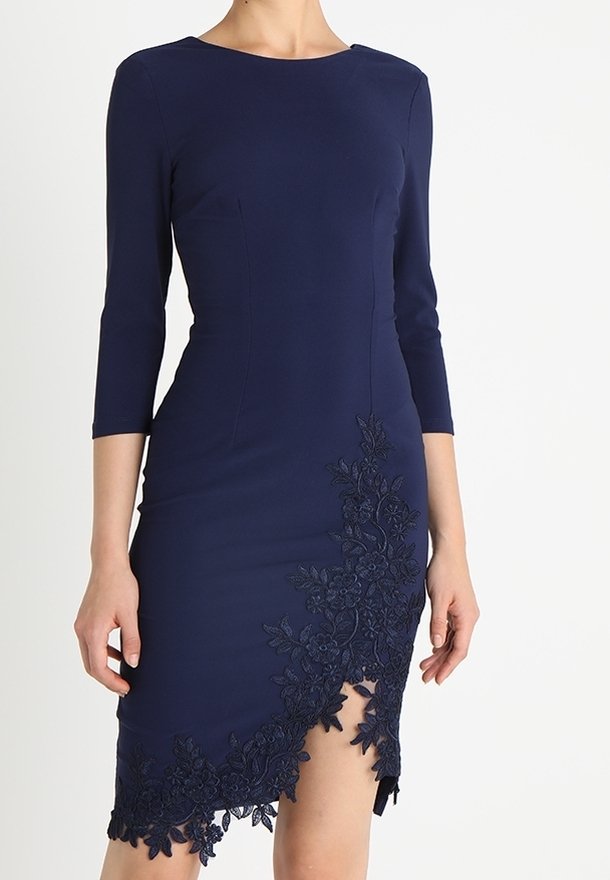 Abito fitted blu navy con maniche a tre quarti, caratterizzato da dettagli in pizzo floreale intricati lungo l'orlo e un delicato scollo curvo.
