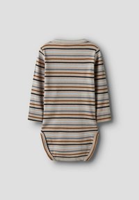 Rawełkowany bodysuit z długim rękawem w beżowo-niebiesko-brązowe paski. Posiada teksturę prążkowaną oraz kontrastowe wykończenia w kolorze wokół dekoltu i otworów na nogi.