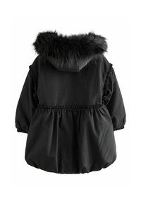 Schwarze Parka mit Kapuze aus Kunstpelz, tailliertem Bund und Ballonärmel. Verfügt über Rüschendetails entlang der Kanten und eine glatte, matte Textur.