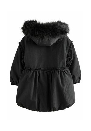 Parka noire avec une capuche en fausse fourrure, taille froncée et manches ballon. Présente des accents froncés le long des bords et une texture lisse et matte.