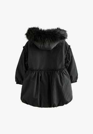Crna jakna s kapuljačom ukrašena umjetnim krznom, strukirana i s elastičnim manžetama. Izrađena od laganog materijala s teksturiranim završetkom.