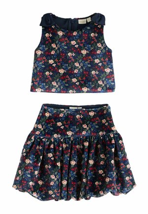 Marineblauw mouwloos topje en rokset met roze, rode en groene bloemenprint en geplooide rokszoom.