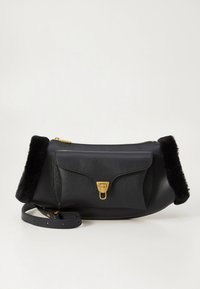 Fekete bőr kézitáska texturált felülettel, szőrmés részletekkel az oldalakon, első zsebbel és arany színű fém alkatrészekkel. Levehető pánttal rendelkezik.