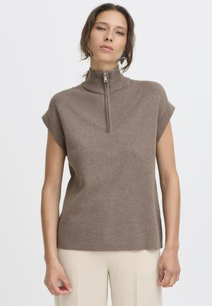 Brauner Reißverschluss-Pullover mit kurzen Ärmeln; aus weichem Strickstoff gefertigt, mit gerippten Details am Kragen und einer lockeren Passform.