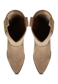 Stivaletti alla caviglia in camoscio beige con punta appuntita, cuciture decorative sulla parte anteriore e brevi linguette laterali per facilitare la calzata. Suole nere.