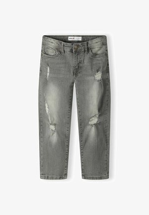 Jeans de denim gris con un corte relajado, que presentan parches desgastados y bordes deshilachados. Diseño de cinco bolsillos con cierre de botón.