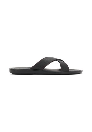 Schwarze Flip-Flops mit strukturiertem Obermaterial mit Perforationen, kontrastierenden roten Ziernähten und einer glatten, flachen Sohle.